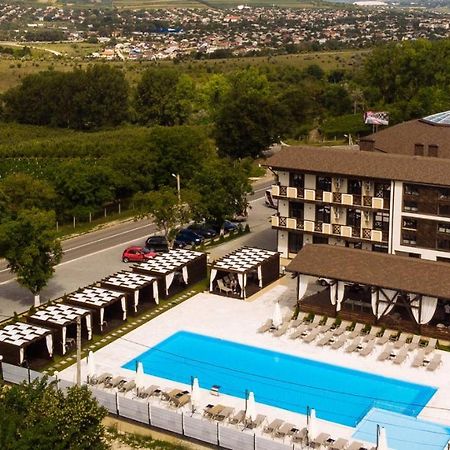 Giowine Hotel & Restaurant Cricova Exteriör bild